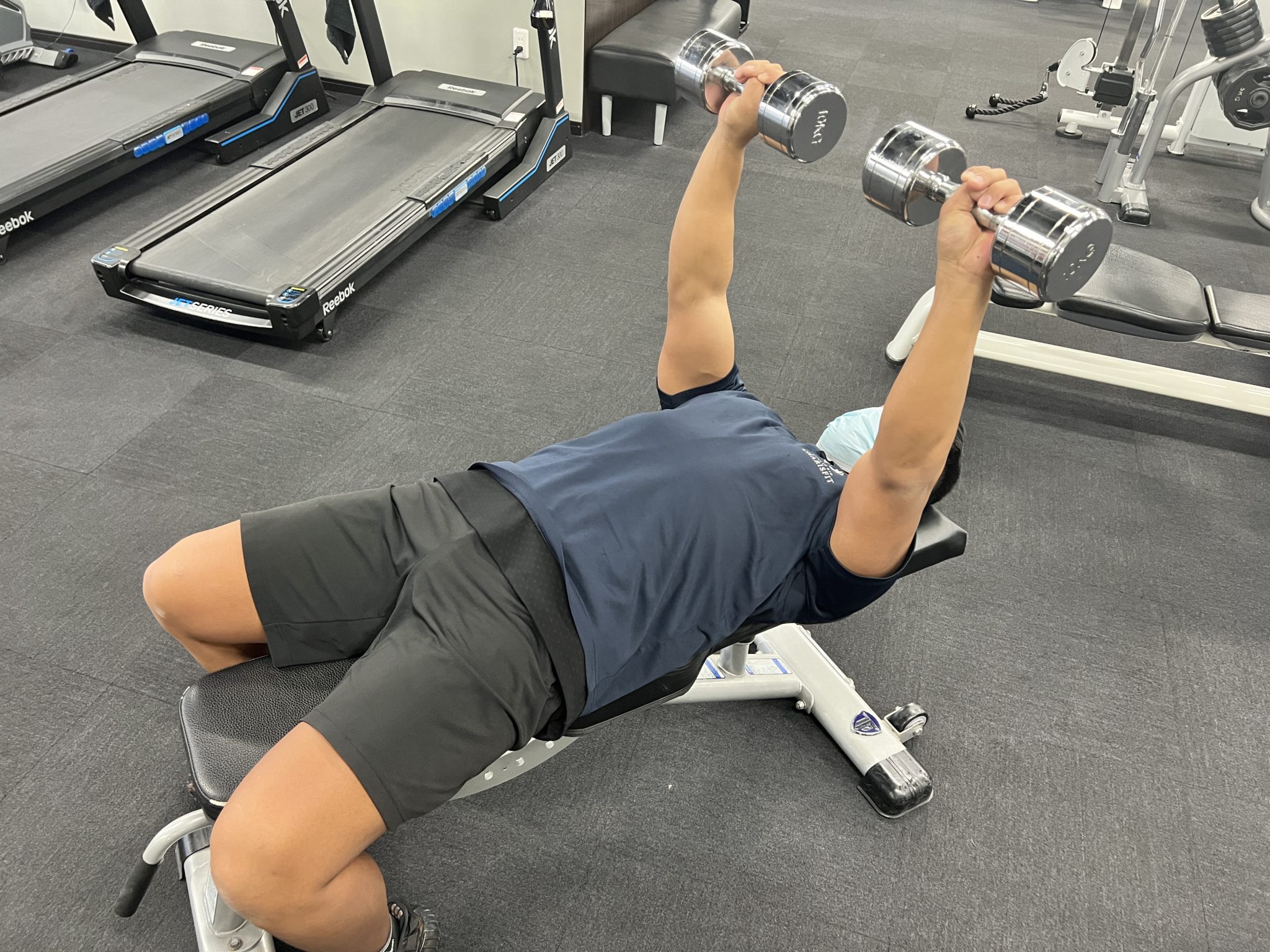 分厚い胸板を手に入れる！ダンベルベンチプレスの平均的な重さとは？ STYLE UP GYM CHARISFITのブログ